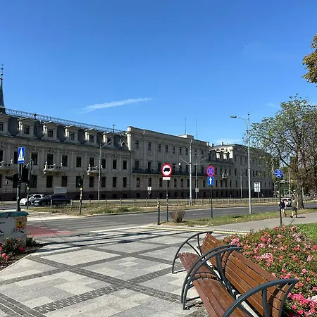 Apartament Polonia Residences 68- Locations -off Piotrkowska Street -theatres -museums -fabryczna Railway Station 3mins