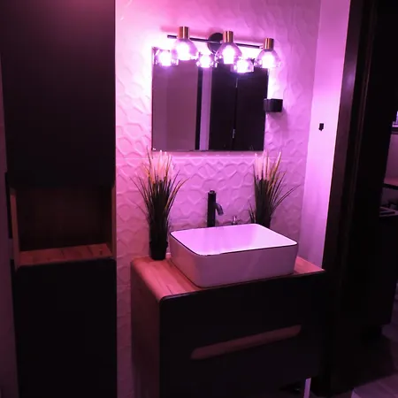 Polonia Residences 68- Locations -off Piotrkowska Street -theatres -museums -fabryczna Railway Station 3mins *